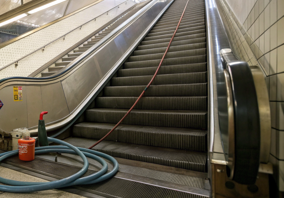 Современные подходы к санитарной обработке эскалаторов метрополитенов